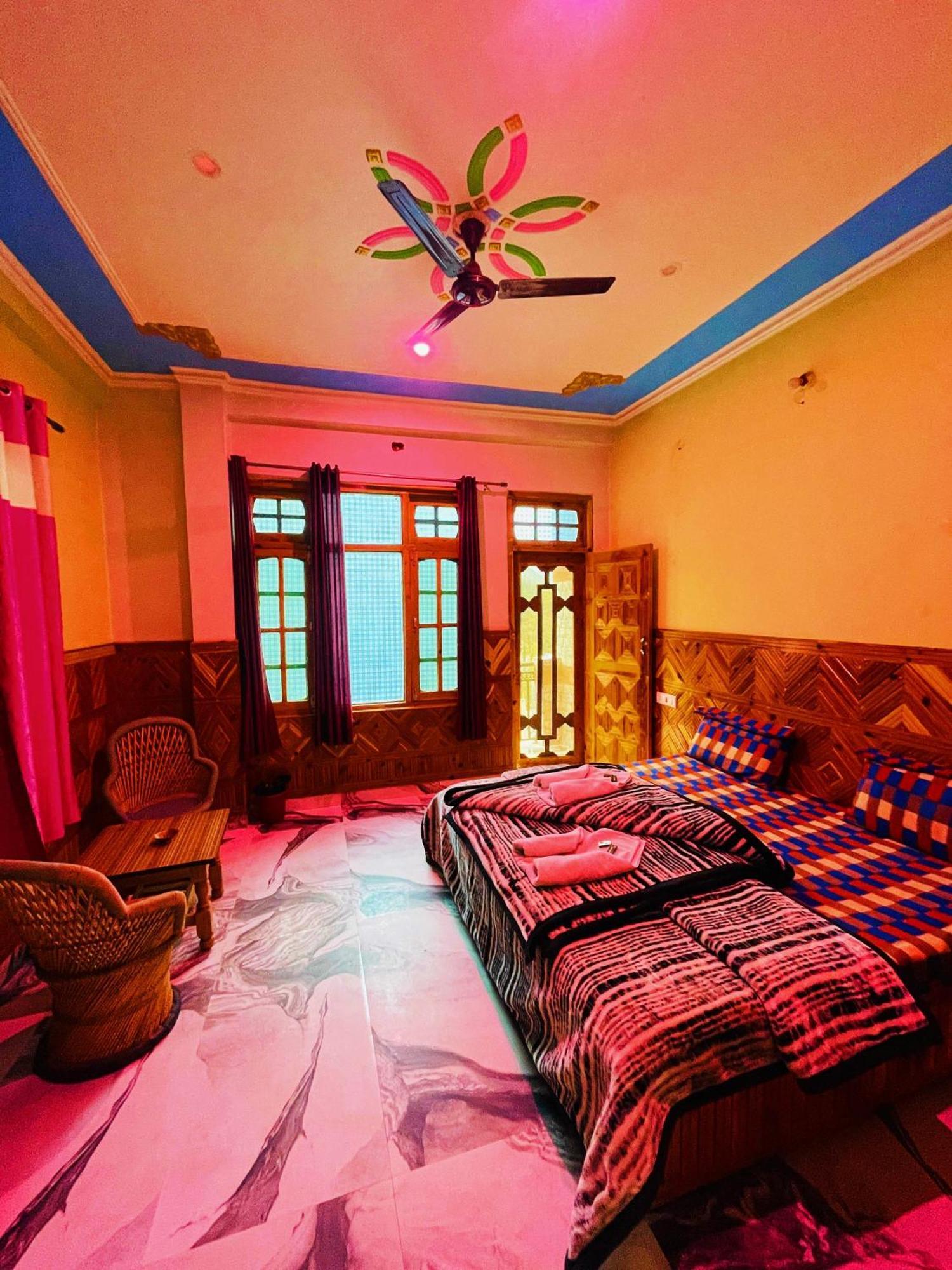 Chalo Chhalal Hotel & Cafe Kasol Dış mekan fotoğraf