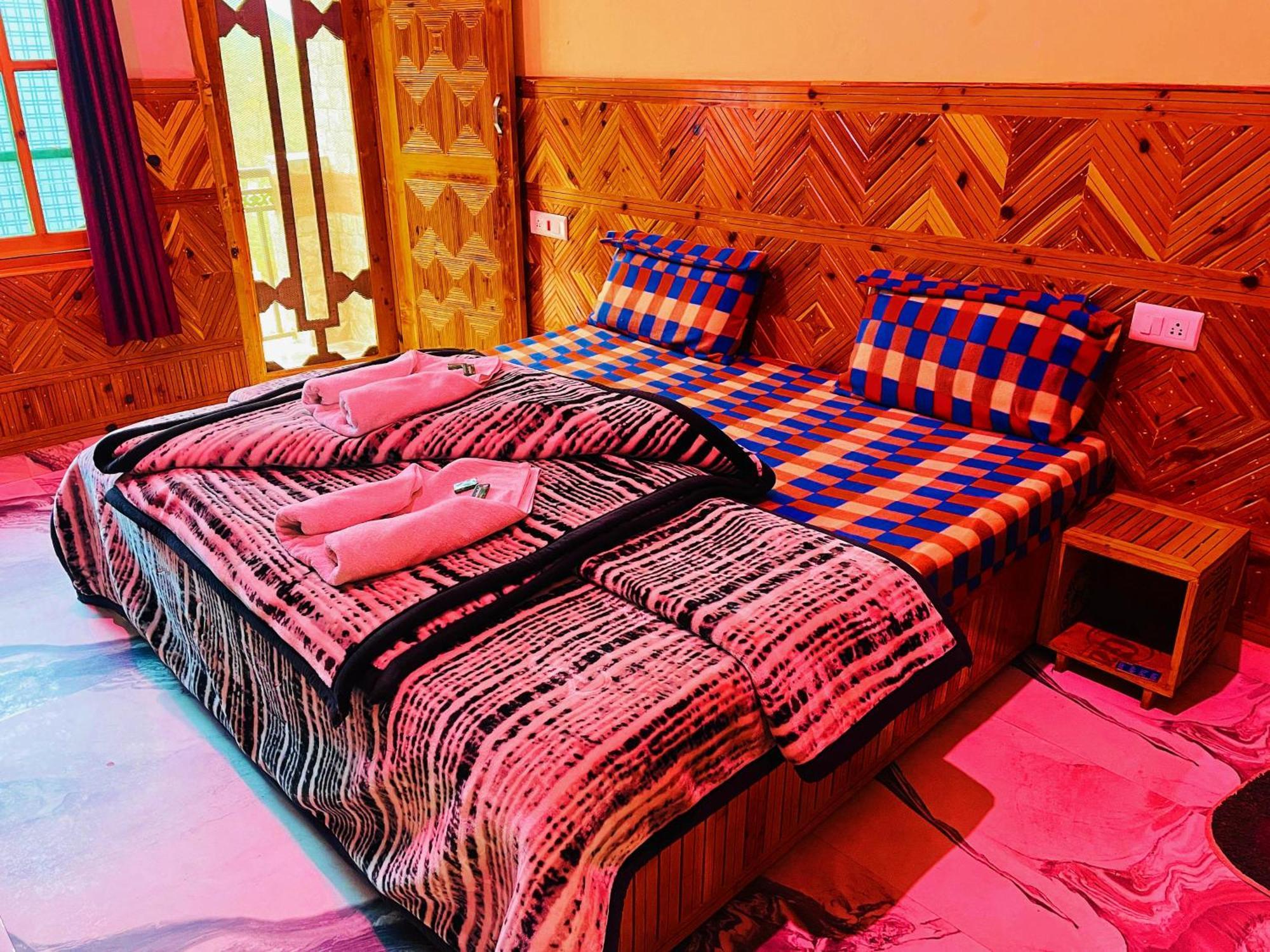 Chalo Chhalal Hotel & Cafe Kasol Dış mekan fotoğraf